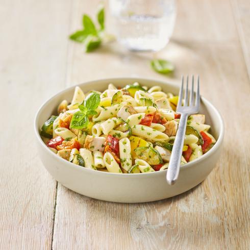 Salade de pâtes au poulet rôti, légumes grillés, sauce pistou