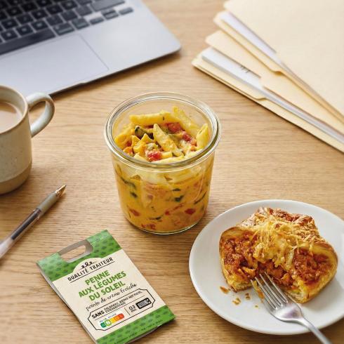 Déjeuner sur le pouce :  Pennes aux légumes du soleil et Feuilleté Provençal à son bureau.